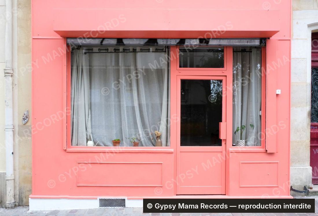 Façade rose du bureau de Gypsy Mama Records, 30 rue Piat, Paris 20e